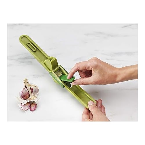 조셉조셉 Joseph Joseph CleanForce Garlic Press - Garlic Mincer with Trigger-Operated Wiper Blade & Handy Cleaning Tool, Green