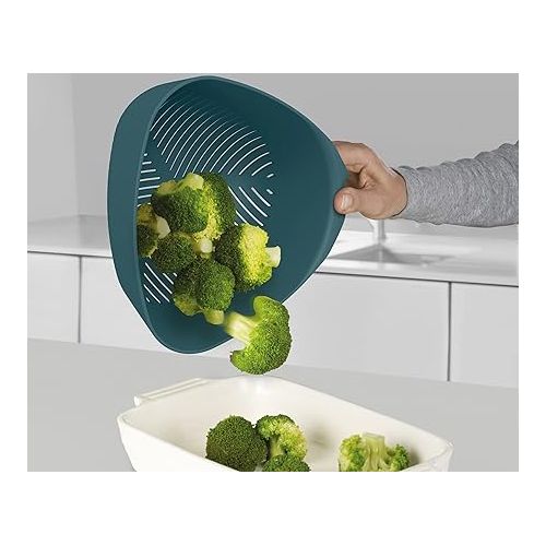 조셉조셉 Joseph Joseph Duo Triangular Colander, Food Strainer with Vertical Handle and Easy-Pour Corners, Dark Opal