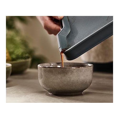 조셉조셉 Joseph Joseph Cut&Carve Plus - Non-Slip Multi-Function Double-Sided Chopping Board, Food Preparation and Carving, with Raised Edges Stainless-Steel Handles, Dishwasher Safe (Large) - Sky