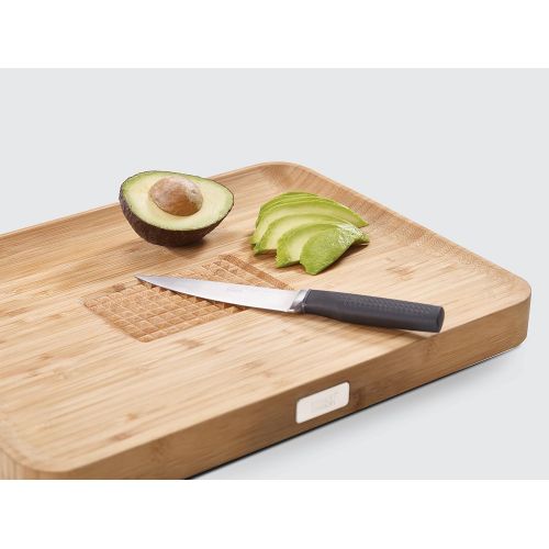 조셉조셉 Joseph Joseph 60142 Cut & Carve Bamboo Cutting Board with Food Grip and Angled Surface