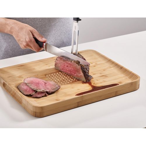 조셉조셉 Joseph Joseph 60142 Cut & Carve Bamboo Cutting Board with Food Grip and Angled Surface