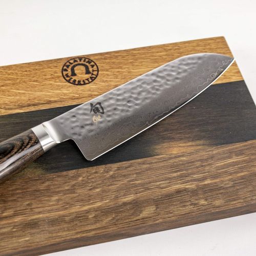  KAI/Palatina Werkstatt KAI Shun Premiere Tim Malzer Angebotsset | TDM-1702 Santoku | 18 cm Klinge aus 32-Lagen Damaststahl | + handgefertigtes, massives Schneidebrett aus alter Fasseiche 30x18 cm | VK: 2