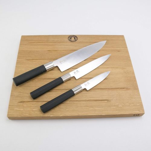  Kai Wasabi Black Angebotsset | ultrascharfes Kochmesser-Set | Kochmesser 20 cm + Allzweckmesser 15 cm + Officemesser 10 cm + massives Schneidebrett 40x30 cm (Eiche) | VK: 159,- €