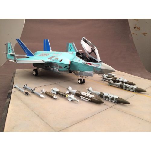  KTH80132 1:48 Kitty Hawk F-35C Lightning II [MODEL BUILDING KIT]