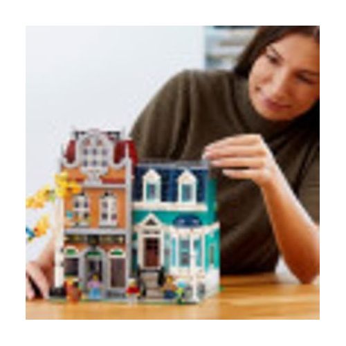  LEGO Creator Expert Bookshop 10270 Modular Building, Home Decor Display Set for Collectors, Advanced Collection, Gift Idea for 16 plus Year Olds