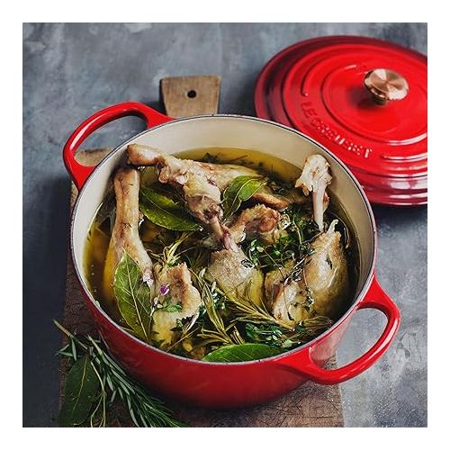 르크루제 Le Creuset Signature 6.75-quart Round Wide Oven with Copper Knob - Enameled Cast Iron (Cerise)