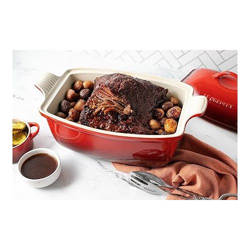 르크루제 Le Creuset Heritage Stoneware Deep Baker with Lid, 4.5 qt., Cerise