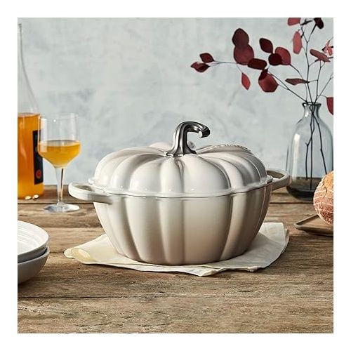 르크루제 Le Creuset Enameled Cast Iron Figural Pumpkin Cocotte, 4 qt., Meringue