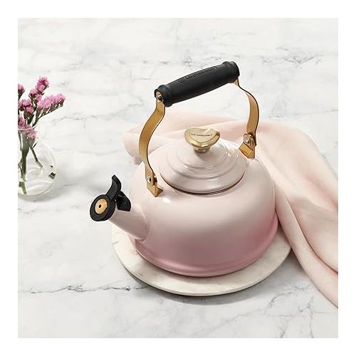 르크루제 Le Creuset Enamel On Steel Whistling Tea Kettle w/Figural Heart Knob, Shell Pink