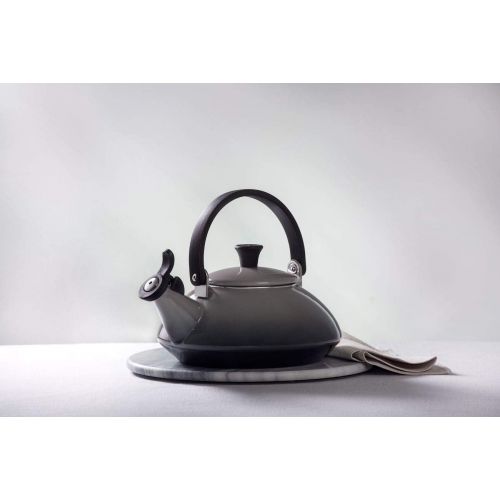 르크루제 [아마존베스트]Le Creuset Enamel-on-Steel Zen 1-2/3-Quart Teakettle, Cerise (Cherry Red)