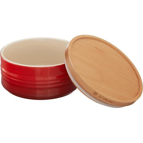 르크루제 Le Creuset Stoneware Canister with Wood Lid, 23 oz. (5.5 diameter), Cerise