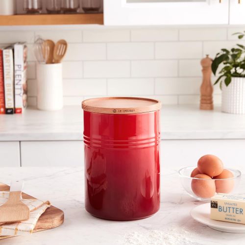 르크루제 Le Creuset Stoneware Canister with Wood Lid, 2.5 qt. (5.5 diameter), Cerise