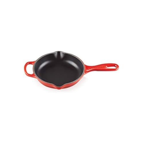 르크루제 Le Creuset Enameled Cast Iron Signature Iron Handle Skillet, 6.33 (1/2 qt.), Cerise