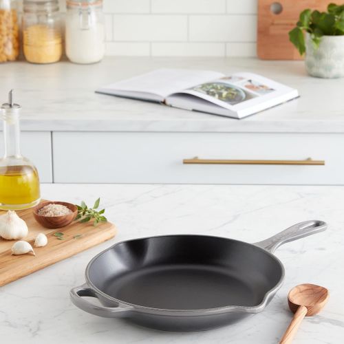 르크루제 Le Creuset Enameled Cast Iron Signature Iron Handle Skillet, 10.25 (1-3/4 qt.), Oyster