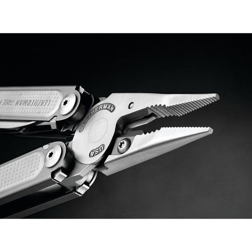 레더맨 Leatherman FREE P2 Multi-Tool with Nylon Sheath?(Clamshell Packaging)