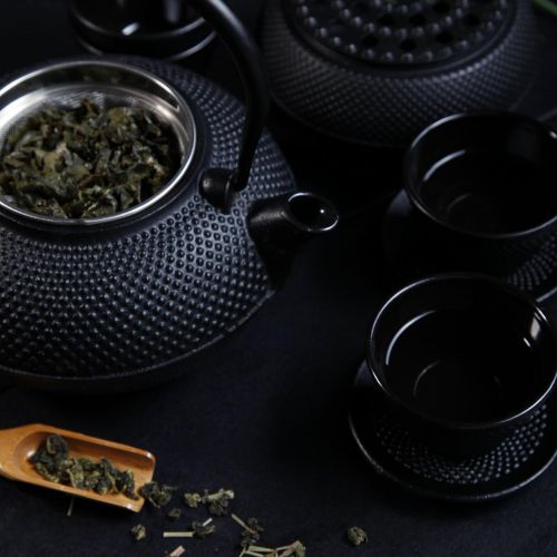  Lumaland Tee Set 8-teilig - 1,4 Liter Gusseiserne Teekanne, Stoevchen, Dosierloeffel, Sieb, 2 Teebecher und 2 Untersetzer