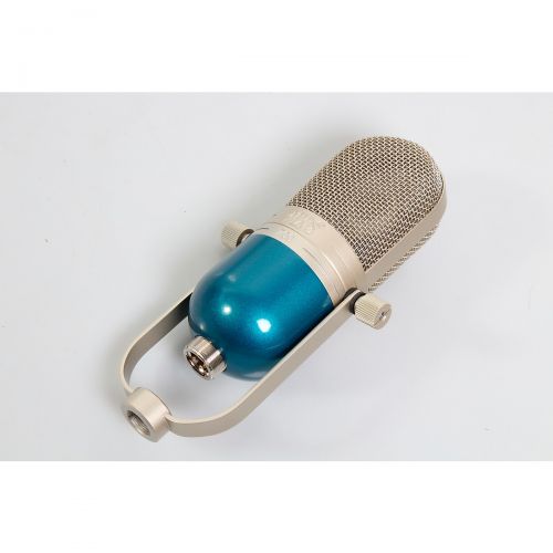  MXL},description:The MXL 700 is a small diaphragm version of the popular MXL 7000. This cardioid condenser microphone is manufactured with premium materials to excel both in form a