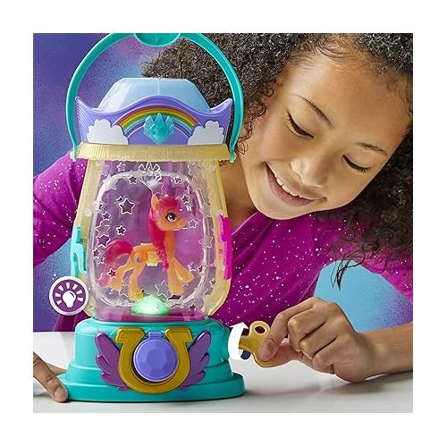 마이 리틀 포니 My Little Pony: A New Generation Movie Sparkle Reveal Lantern Sunny Starscout - Light Up Toy with 25 Pieces, Surprise Reveals for Kids