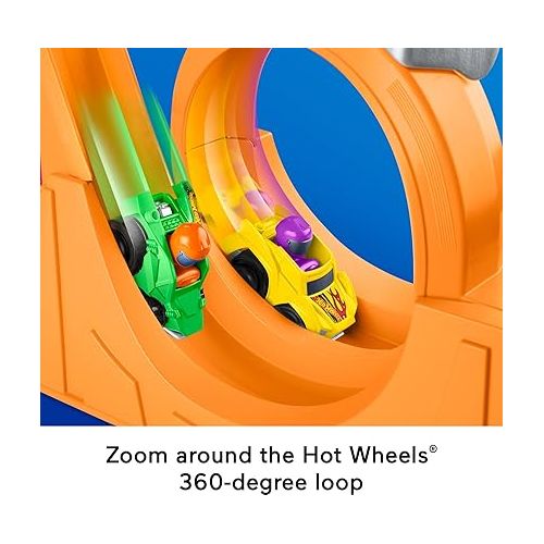 마텔 Fisher-Price Little People Hot Wheels Toddle Race Track, Spiral Stunt Speedway Playset with 2 Toy Cars, Ages 18+ Months