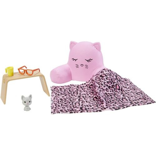 마텔 Mattel Relaxing Theme Accessory Set for Your Barbie Doll- Storytelling Adventure Series ~ Pair with Dollhouse or Stand Alone Play ~ Kitty Pillow, Lap Tray, Glasses, Mug, Blanket and Kitte