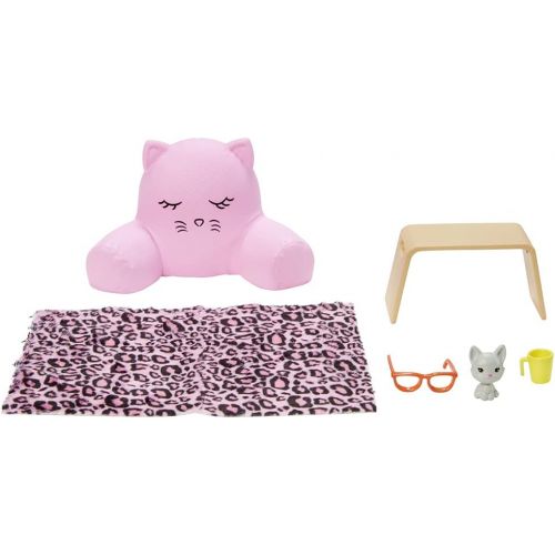 마텔 Mattel Relaxing Theme Accessory Set for Your Barbie Doll- Storytelling Adventure Series ~ Pair with Dollhouse or Stand Alone Play ~ Kitty Pillow, Lap Tray, Glasses, Mug, Blanket and Kitte