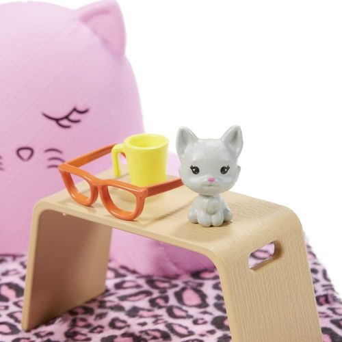 마텔 Mattel Relaxing Theme Accessory Set for Your Barbie Doll- Storytelling Adventure Series ~ Pair with Dollhouse or Stand Alone Play ~ Kitty Pillow, Lap Tray, Glasses, Mug, Blanket and Kitte