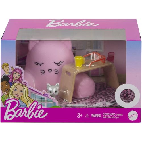 마텔 Mattel Relaxing Theme Accessory Set for Your Barbie Doll- Storytelling Adventure Series ~ Pair with Dollhouse or Stand Alone Play ~ Kitty Pillow, Lap Tray, Glasses, Mug, Blanket and Kitte