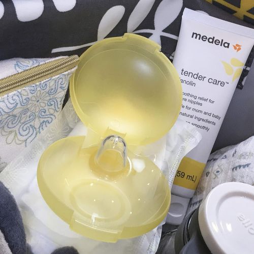 메델라 Medela Contact Nipple Shield for Breastfeeding, 20mm Small Nippleshield, For Latch Difficulties or Flat or Inverted Nipples, 2 Count with Carrying Case, Made Without BPA