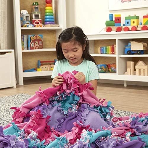  [아마존베스트]Melissa & Doug Created by Me! Flower Fleece Quilt (Arts & Crafts, No-Sew Fleece Quilt, Soft Material, 48-Pieces, 5′W × 4′L)