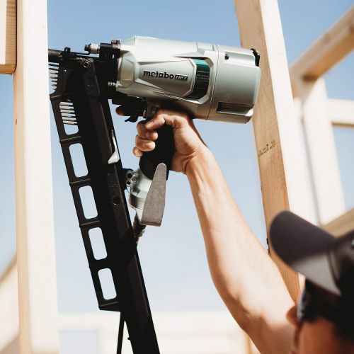  Hitachi NR83A5 3-14 Plastic Collated Framing Nailer with Rafter Hook