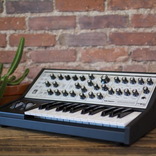  Moog Music Inc. Moog Sub Phatty 25-Key Analog Synthesizer