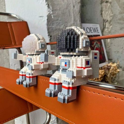  N\C NC 2021 New Astronaut Micro Block Model Set Gift for Kids or Adult ,Mini Block Model Toy (with Light)