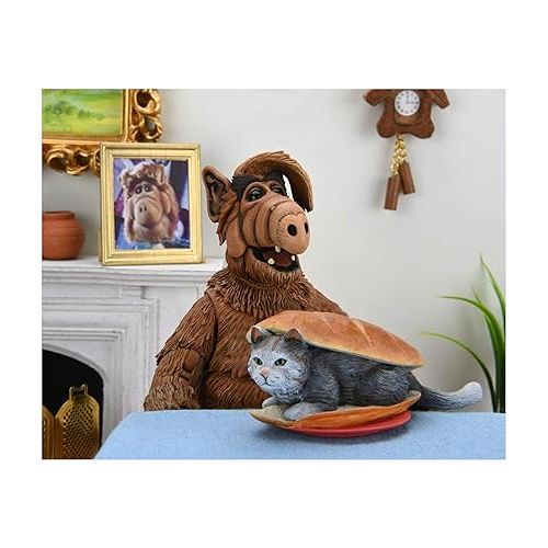 네카 NECA Alf Ultimate 7-Inch Scale Action Figure with Interchangeable Hands, Photo Frame, Canned Beverage, Annoyed Cat on a Bun, Bowl of Popcorn, Loud Hawaiian Shirt, Sunglasses, and Radio