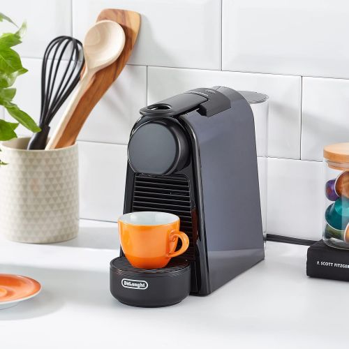 네스프레소 De’Longhi DeLonghi Nespresso Essenza Mini EN 85.B Kaffeekapselmaschine Welcome Set mit Kapseln in unterschiedlichen Geschmacksrichtungen 19 bar Pumpendruck, Platzsparend, Schwarz