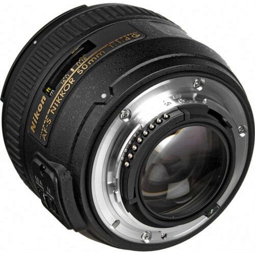  Nikon AF-S DX NIKKOR 18-300mm f/3.5-5.6G ED Vibration Reduction Zoom Lens with Auto Focus for Nikon DSLR Cameras