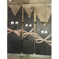 NorthcourtFarmDesign Three cats made from 100% reclaimed pallet wood. Perfect decoration for Halloween.