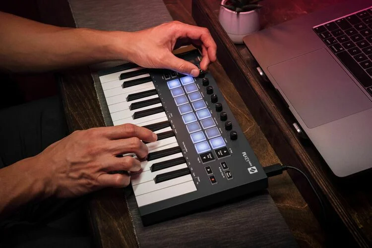  Novation FLkey Mini 25-key Keyboard Controller for FL Studio