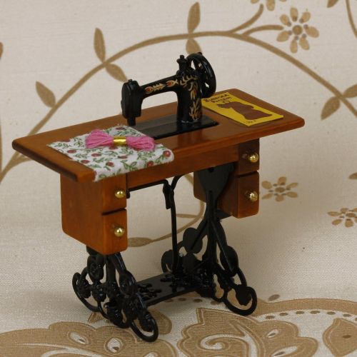  Prettyia 3pcs Dollhouse Miniature Ironing Board, Sewing Machine & Mannequin Model Stand