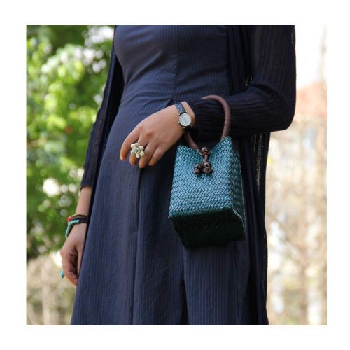  QTKJ Hand-woven Mini Retro Straw Handbag Bag Summer Boho Rattan Tote Travel Bag with Wooden Beaded Tassel Pendant (Blue)