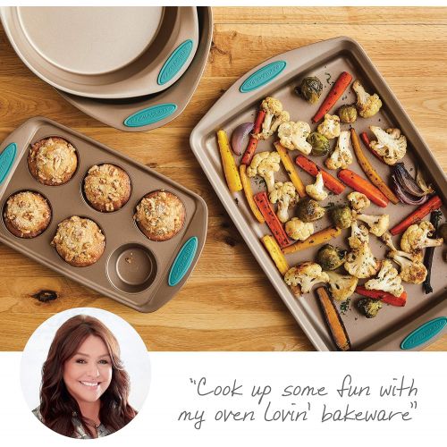  [아마존베스트]Rachael Ray 52389 Cucina Nonstick Bakeware Set with Grips includes Nonstick Cake Pans, Cookie Sheet / Baking Sheet and Muffin Pan / Cupcake Pan - 4 Piece, Latte Brown with Agave Bl