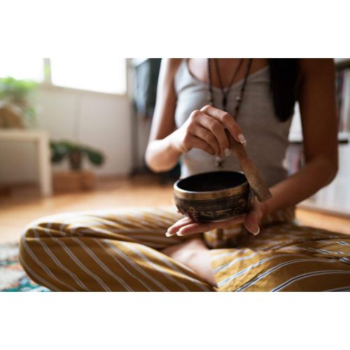  Royal Sapphire Tibetan Singing Bowl Set | Peace Mantra Design With Mallet and Silk Cushion - Promotes Peace, Chakra Healing, and Mindfulness | For Yoga, Meditation (black)명상종 싱잉볼