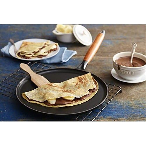  STAUB Staub 40509-525-0 Crepes Pfanne, mit Holzgriff, rund 28 cm, mit mattschwarzer Emaillierung im Inneren der Pfanne, inklusive 1 Verteiler und 1 Spatel, schwarz