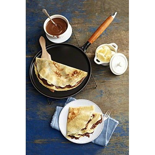  STAUB Staub 40509-525-0 Crepes Pfanne, mit Holzgriff, rund 28 cm, mit mattschwarzer Emaillierung im Inneren der Pfanne, inklusive 1 Verteiler und 1 Spatel, schwarz