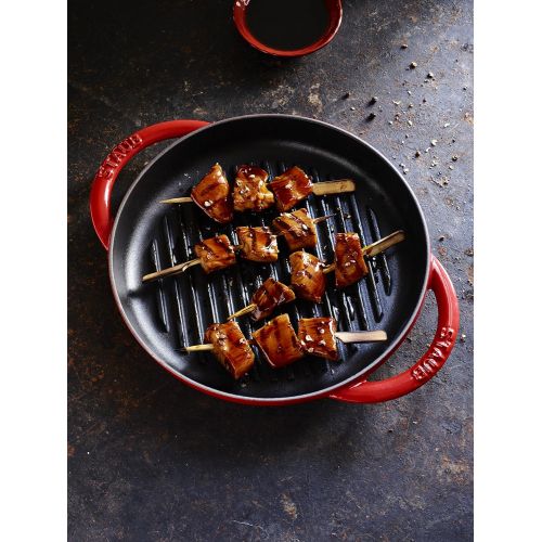  Staub Grillpfanne rund (26 cm, induktionsgeeignet, mit mattschwarzer Emaillierung im Inneren der Pfanne) kirschrot