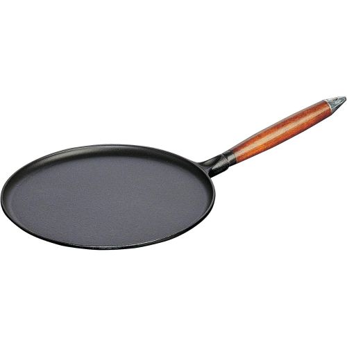  Staub 40509-525-0 Crepes Pfanne, mit Holzgriff, rund 28 cm, mit mattschwarzer Emaillierung im Inneren der Pfanne, inklusive 1 Verteiler und 1 Spatel, schwarz