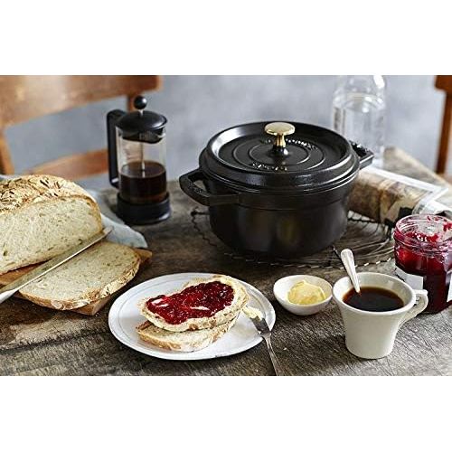  Staub 1102225 Cocotte/Brater, rund mit Deckel 22 cm, 2,6 L, mit mattschwarzer Emaillierung im Inneren des Topfes, schwarz