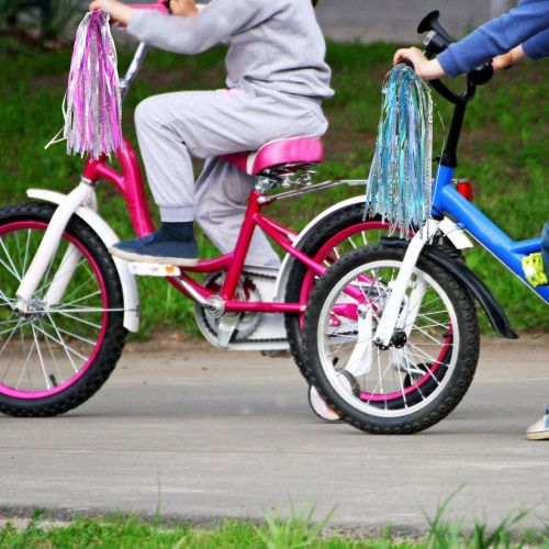  Shappy 4 Pieces Kids Bicycle Tassel Ribbon, Children Scooter Handlebar Streamers Bicycle Grips Ribbon Baby Carrier Accessories Easy Attach to Bikes Handlebars (Plastic, Shinny Style)