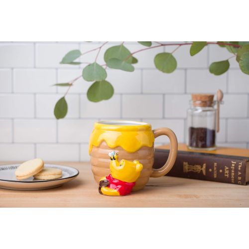  [아마존베스트]Silver Buffalo Disney Winnie-the-Pooh Honey Pot 3D Sculpted Ceramic Coffee Cappuccino, Latte, Hot Cocoa, Soup Mug or Cereal, 23 Oz, Brown