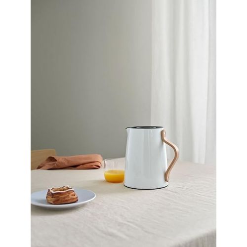  Stelton Emma Vacuum Tea Jug - Plastic Insulated Teapot with Lid & Stainless Steel Thermal Insert for Hot Beverage - Modern Design, Smart Built-in Infuser Filter, Beechwood Handle - 1 Litre (White)