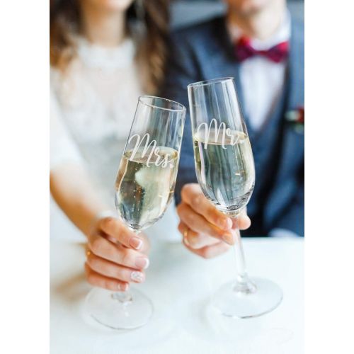  [아마존베스트]Sweetzer & Orange Bride and Groom Champagne Glasses (8 oz) Engraved Mr and Mrs Glasses for Wedding Glasses and Toasting Flutes, Bridal Shower Gifts, Engagement Gift. Boxed Mr and M